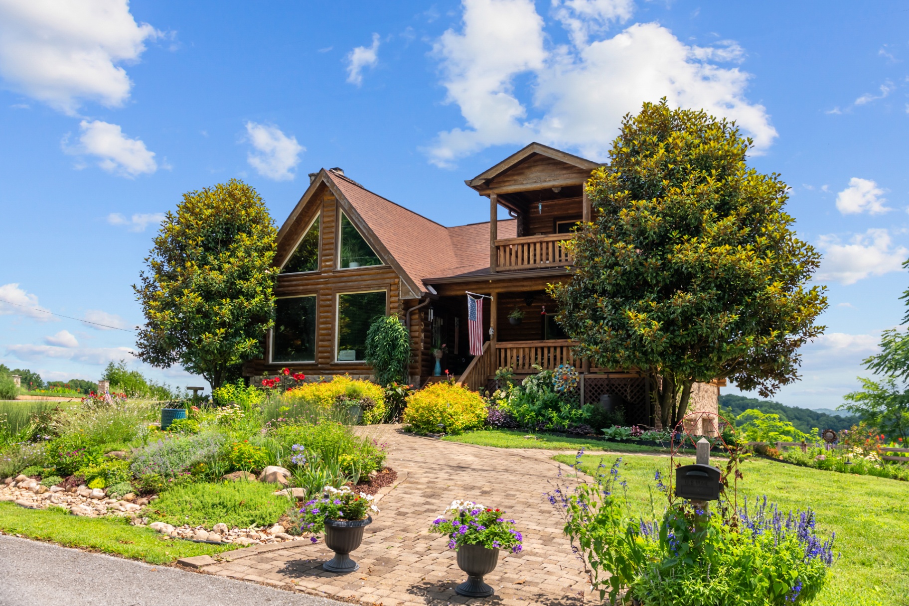 480 Seaton Dr log home exterior on nearly 2 acres in Blue Water Bay on Center Hill Lake